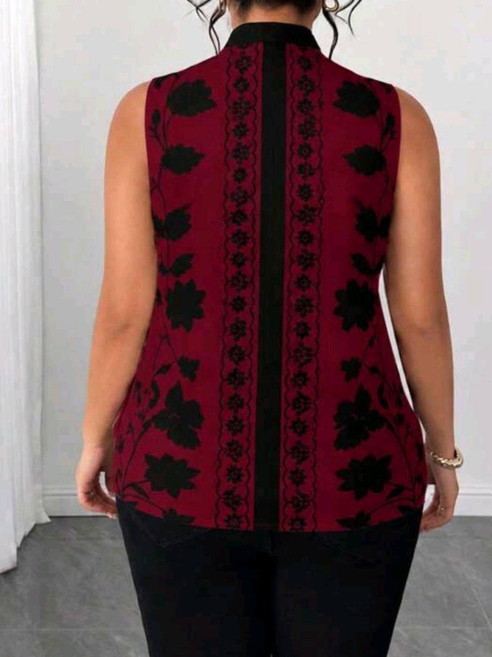 9020 Sleeveless V-Neck Blouse