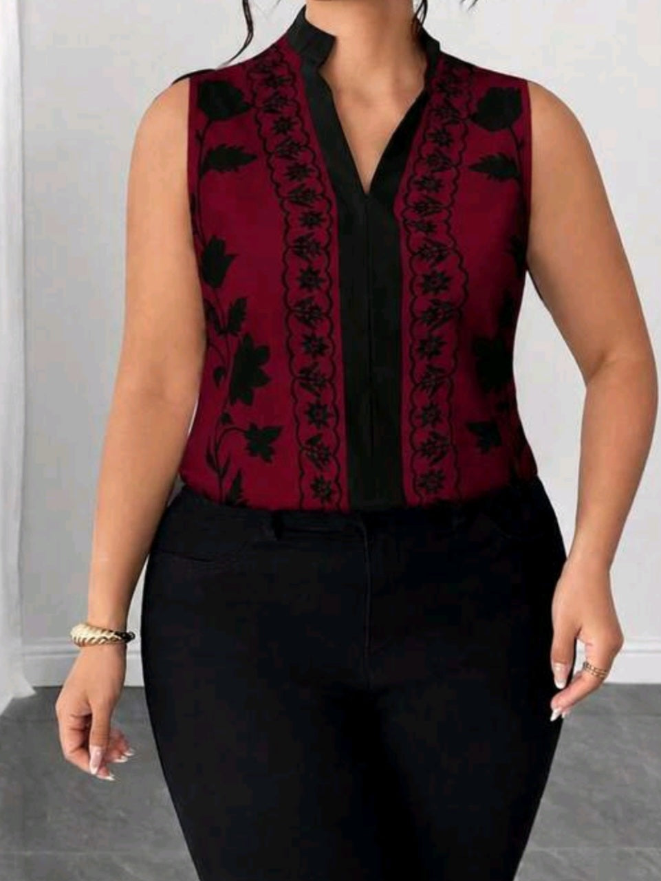 9020 Sleeveless V-Neck Blouse